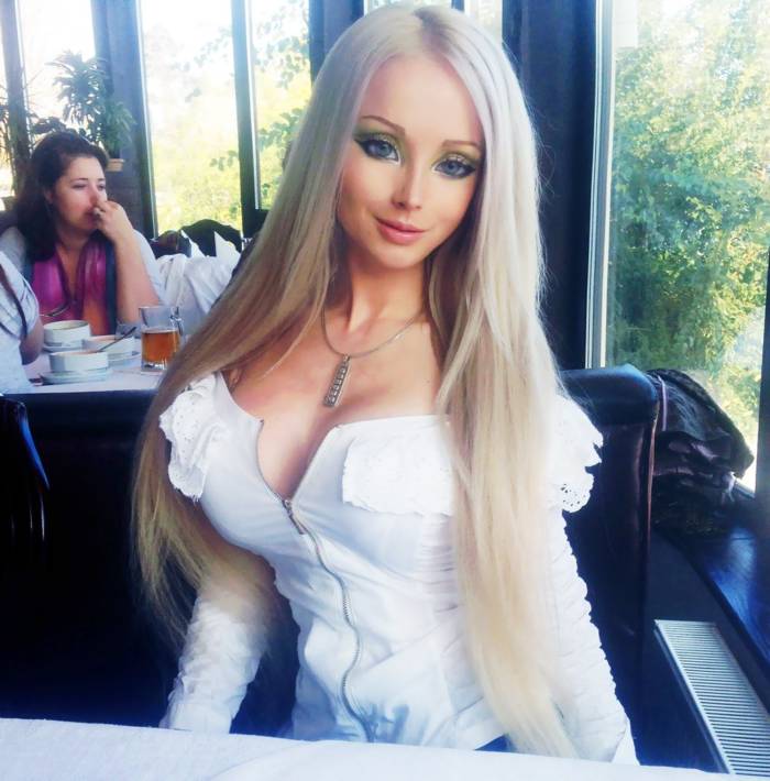 Живая Барби
